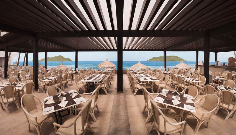 beachside dining at the El Cid Castilla Beach Hotel